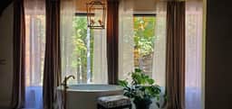 Pine Knot: Serene Woodland Retreat close to lakes